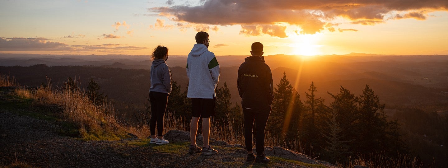 three UO students looking at Ӱԭ sunset